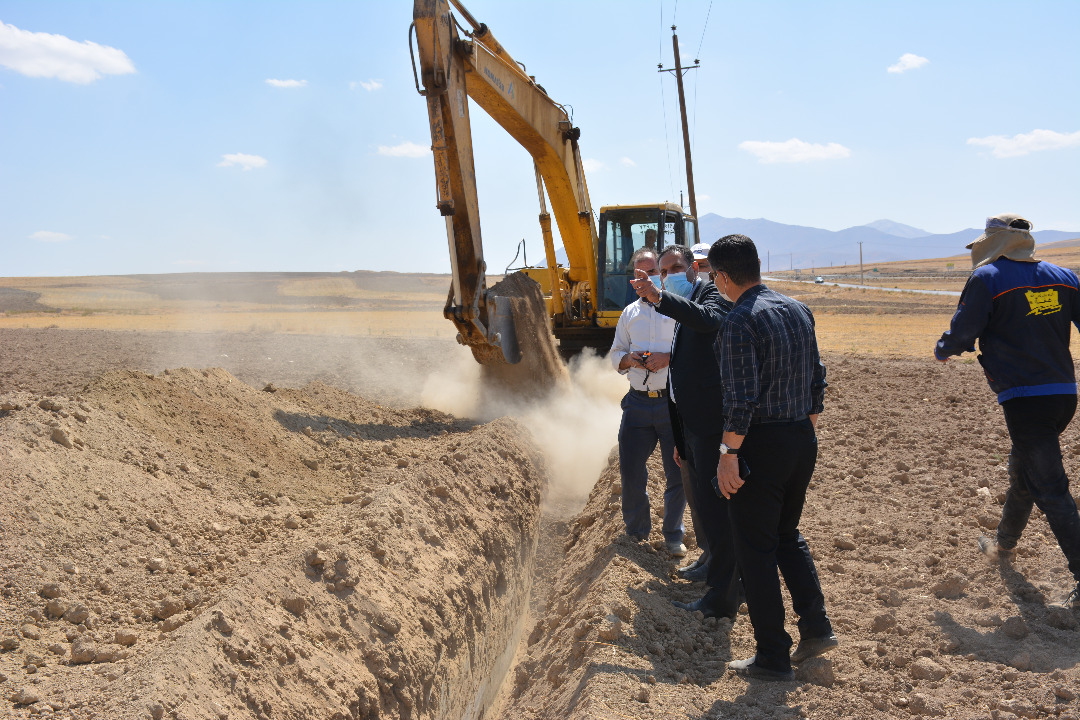 آغاز عملیات کابل کشی فیبر نوری شهرک صنعتی گندمینه شهرستان الیگودرز+ تصاویر