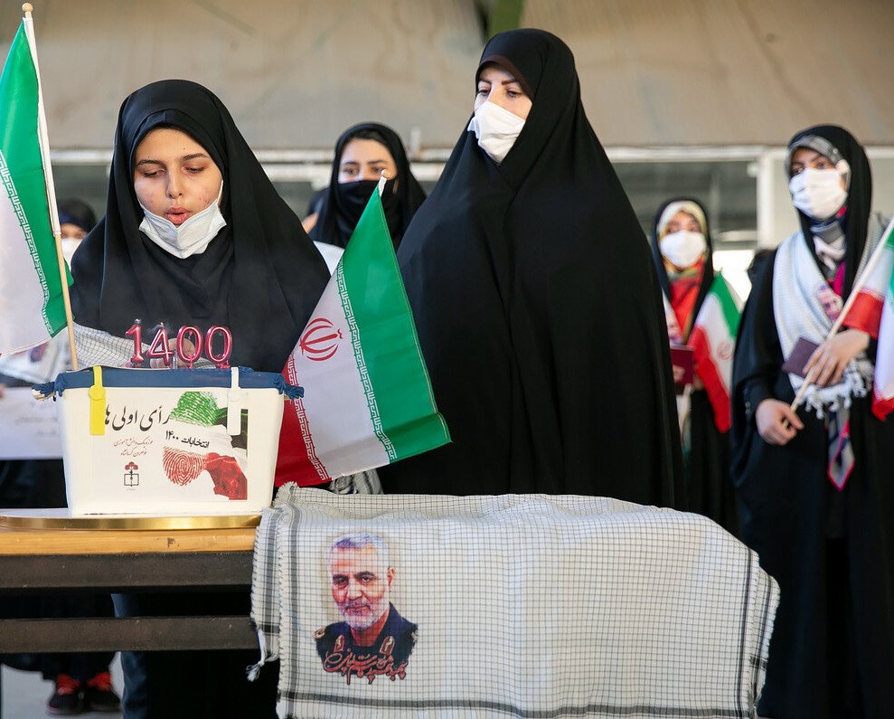 جشن تکلیف سیاسی رای اولی‌ها در کرمانشاه با فوت شمع ۱۴۰۰