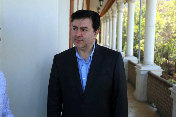 برخی بیماران در حیاط بیمارستان می‌خوابند