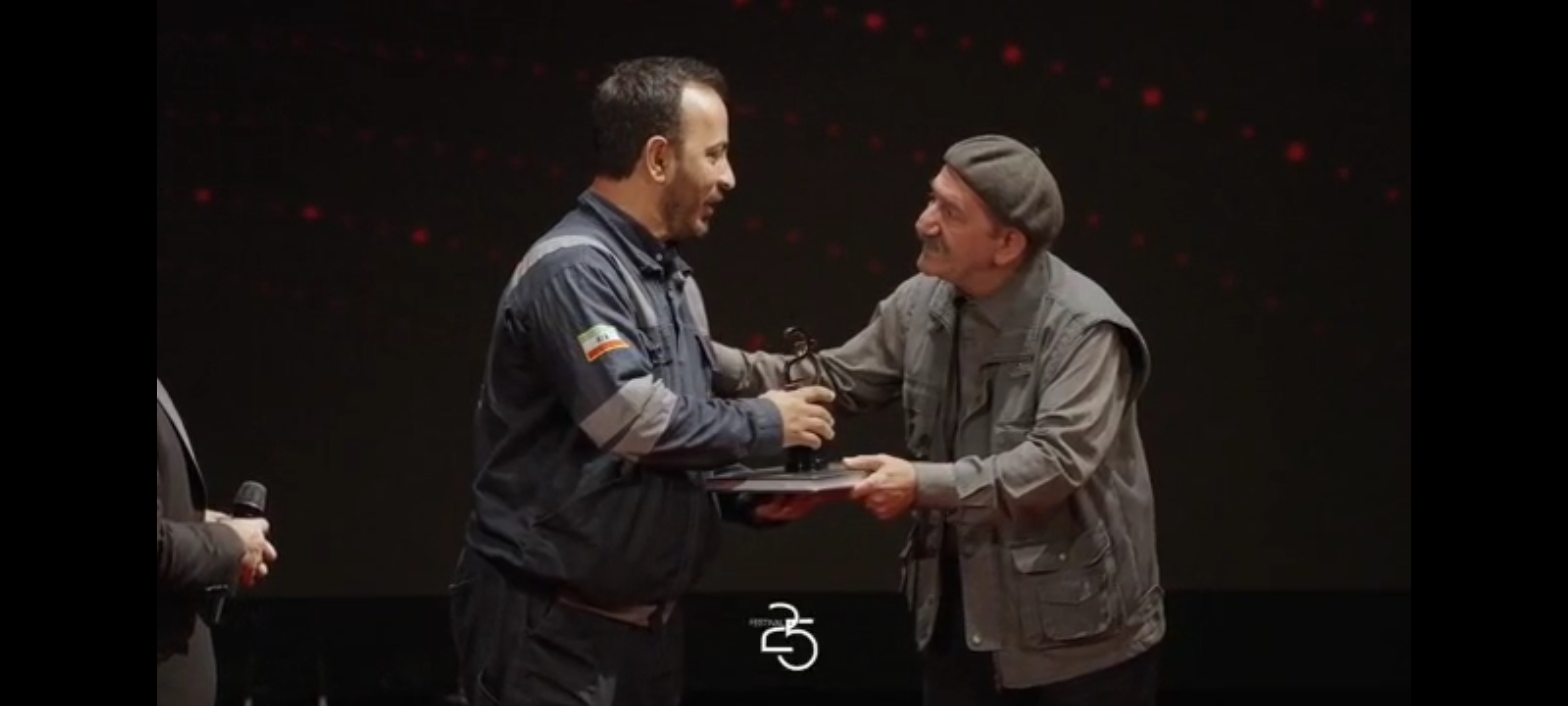 تجلیل هنرمندان از سیم‌بانان در آیین اختتامیه جشنواره ۲۵