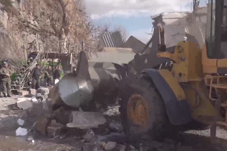 رستوران ماهی‌بازان خرم‌‌آباد به دلیل تصرف حریم رودخانه تخریب شد