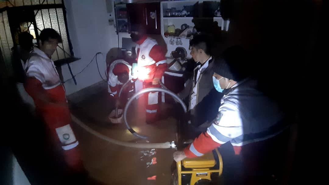 امداد رسانی به سیل زدگان روستای ززُم بخش بربرود غربی الیگودرز لرستان امداد رسانی به سیل زدگان روستای ززُم بخش بربرود غربی الیگودرز لرستان