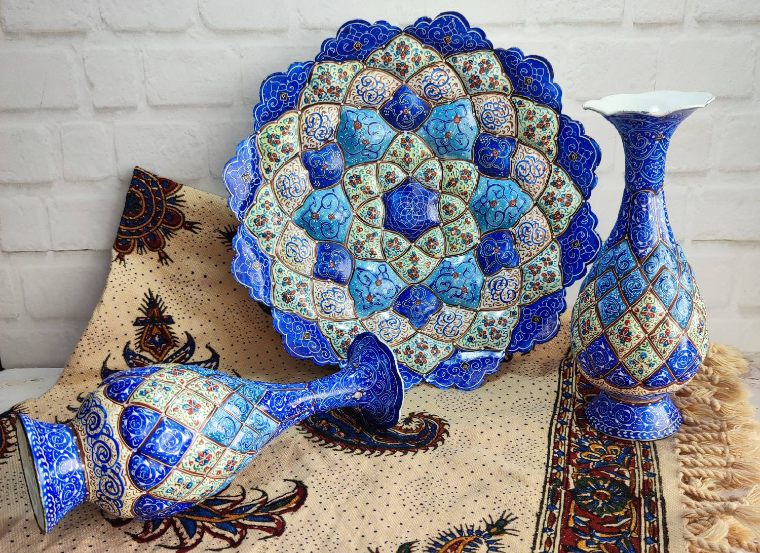 میناکاری؛ چینش ذوق و هنر روی ظروف میناکاری؛ چینش ذوق و هنر روی ظروف